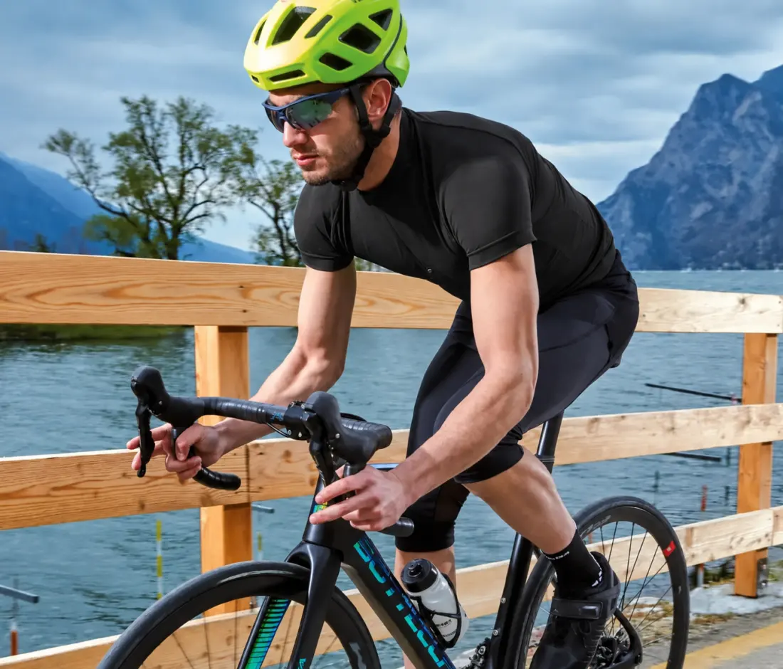 Ciclista in maglia tecnica nera Spring Revolution durante un'uscita in bici